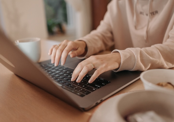 A client takes an online IOP group therapy meeting from a laptop.
