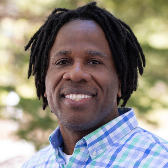 Headshot of Derrick Hinds